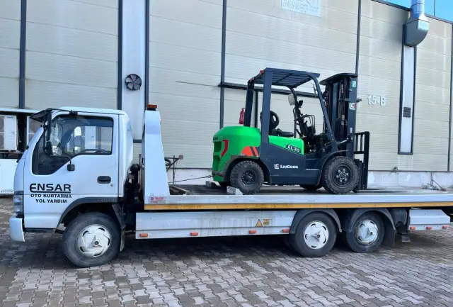 Ensar Oto Kurtarma çekicisi ile İnegöl sanayi bölgesinde forklift taşıma