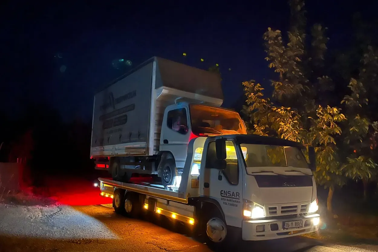 Ensar Oto Kurtarma çekicisi gece saatlerinde arızalı kamyoneti taşıyor, İnegöl